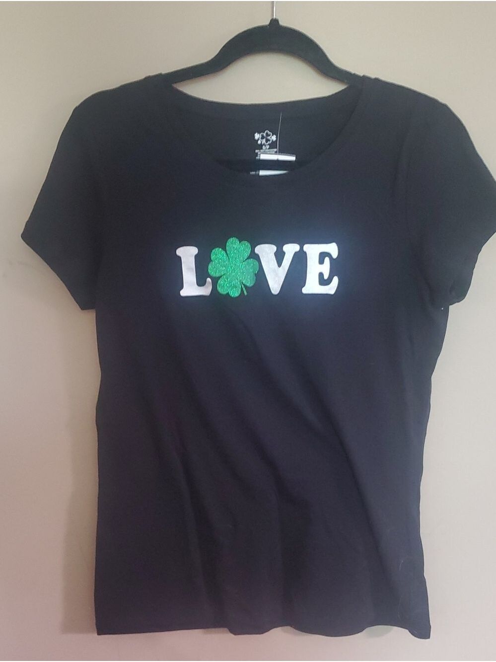 Black 'LOVE' Clover Graphic Tee - Women's Top Size Small